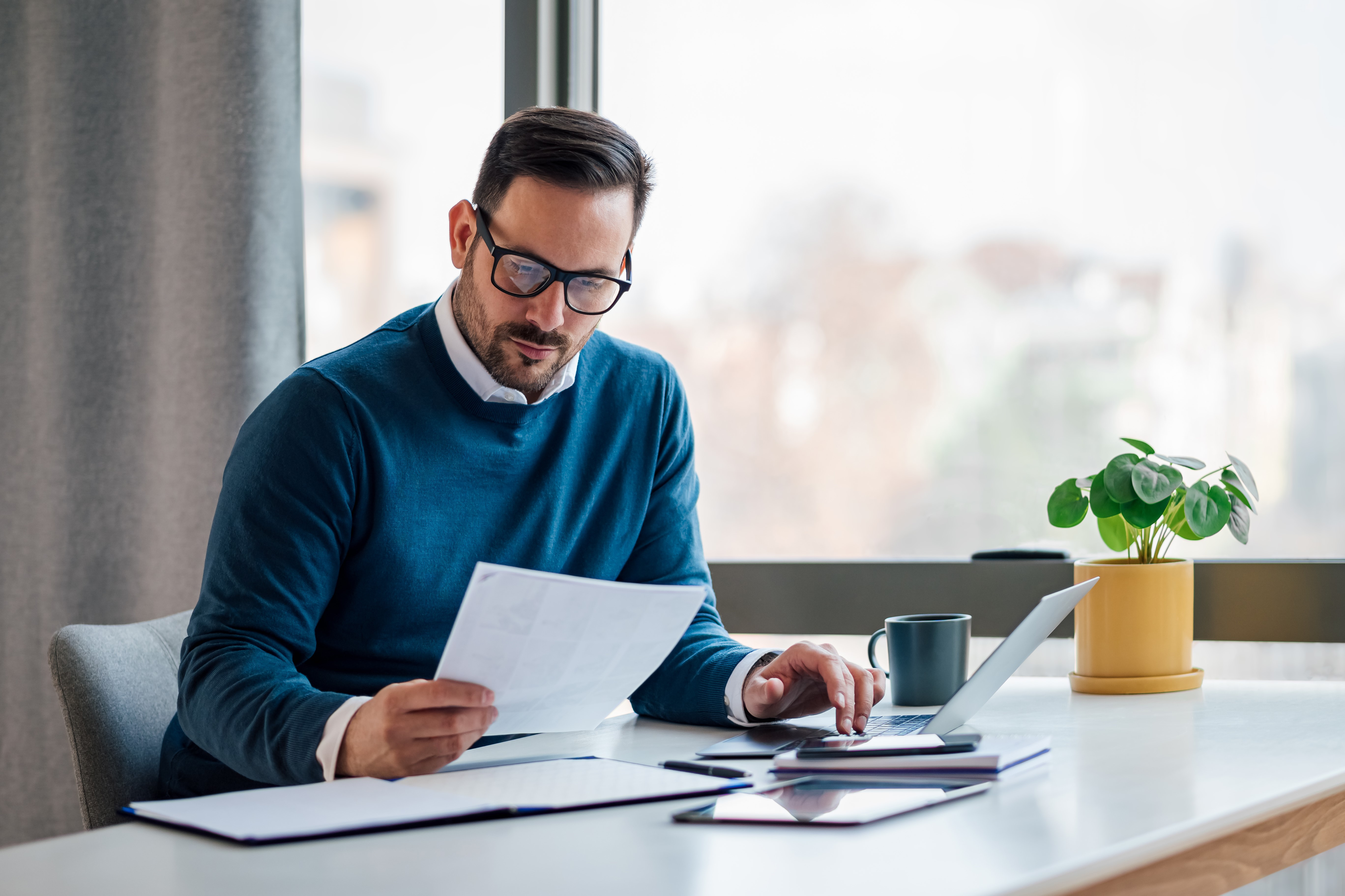 Homme d'affaires lisant un rapport