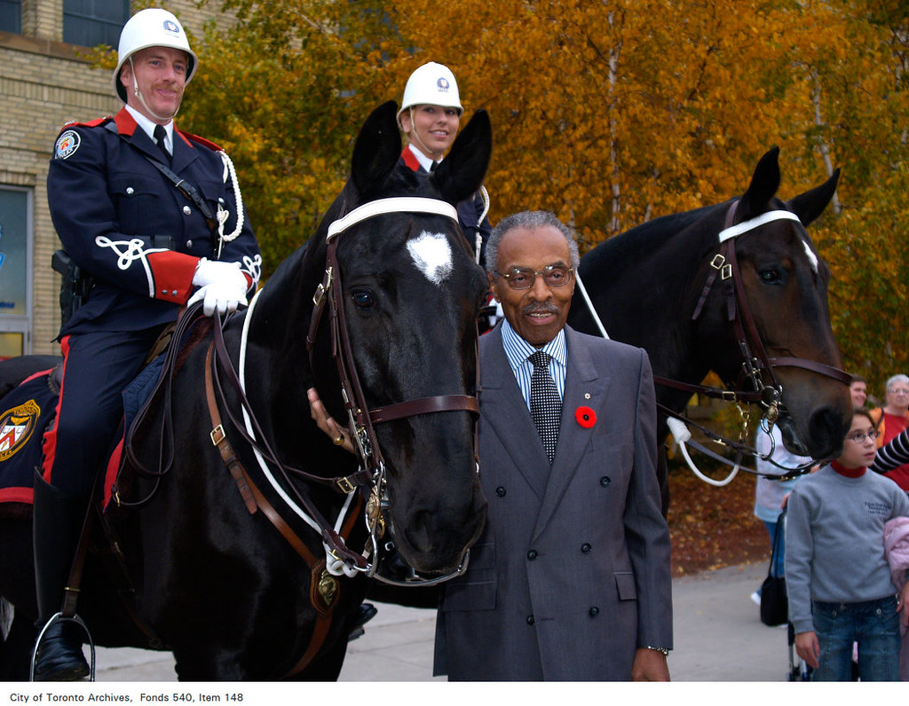 Lincoln Alexander près de chevaux de la police montée, à l’édition 2005 de la Royal Winter Agriculture Fair
