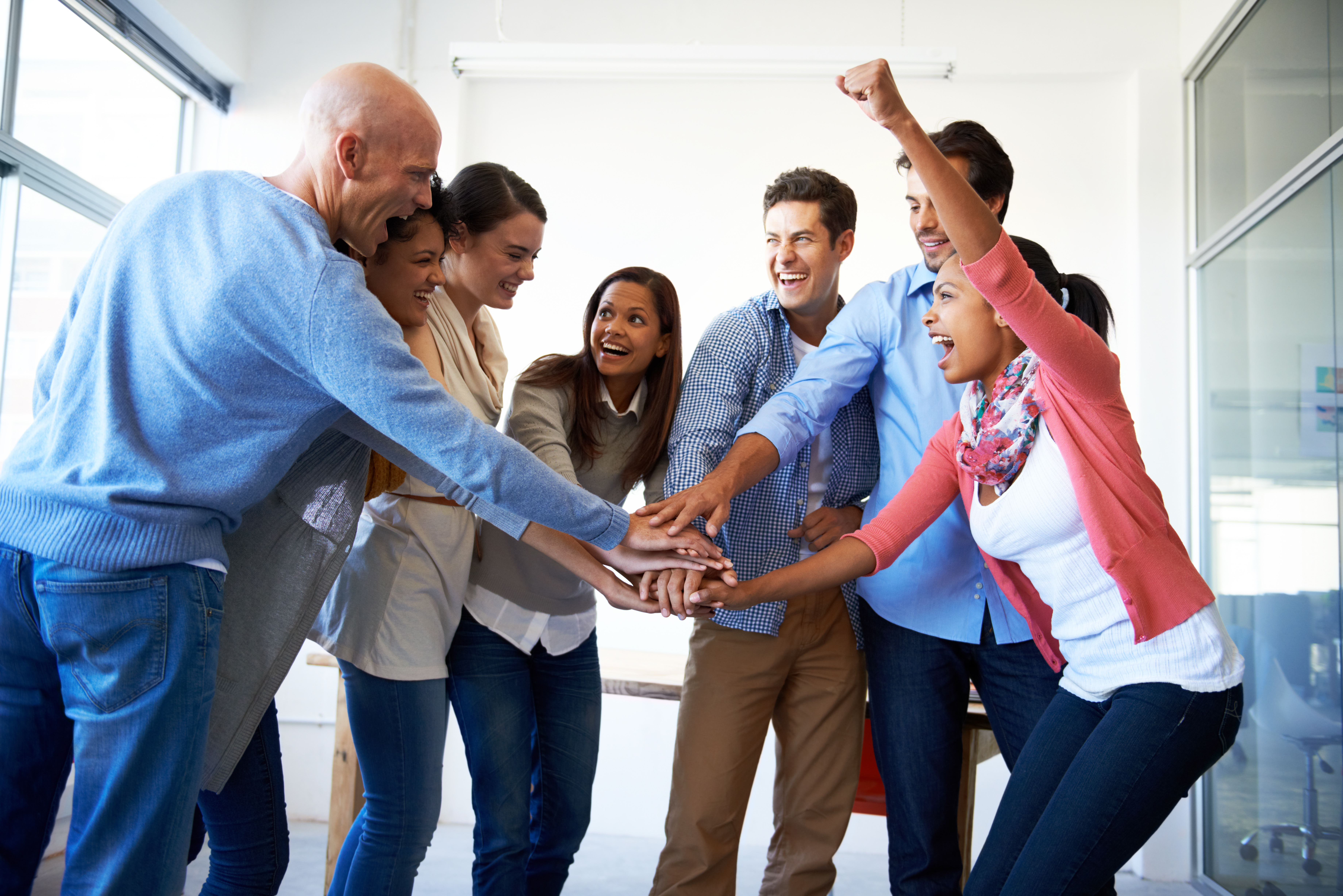 Gros plan sur des collègues qui empilent leurs mains