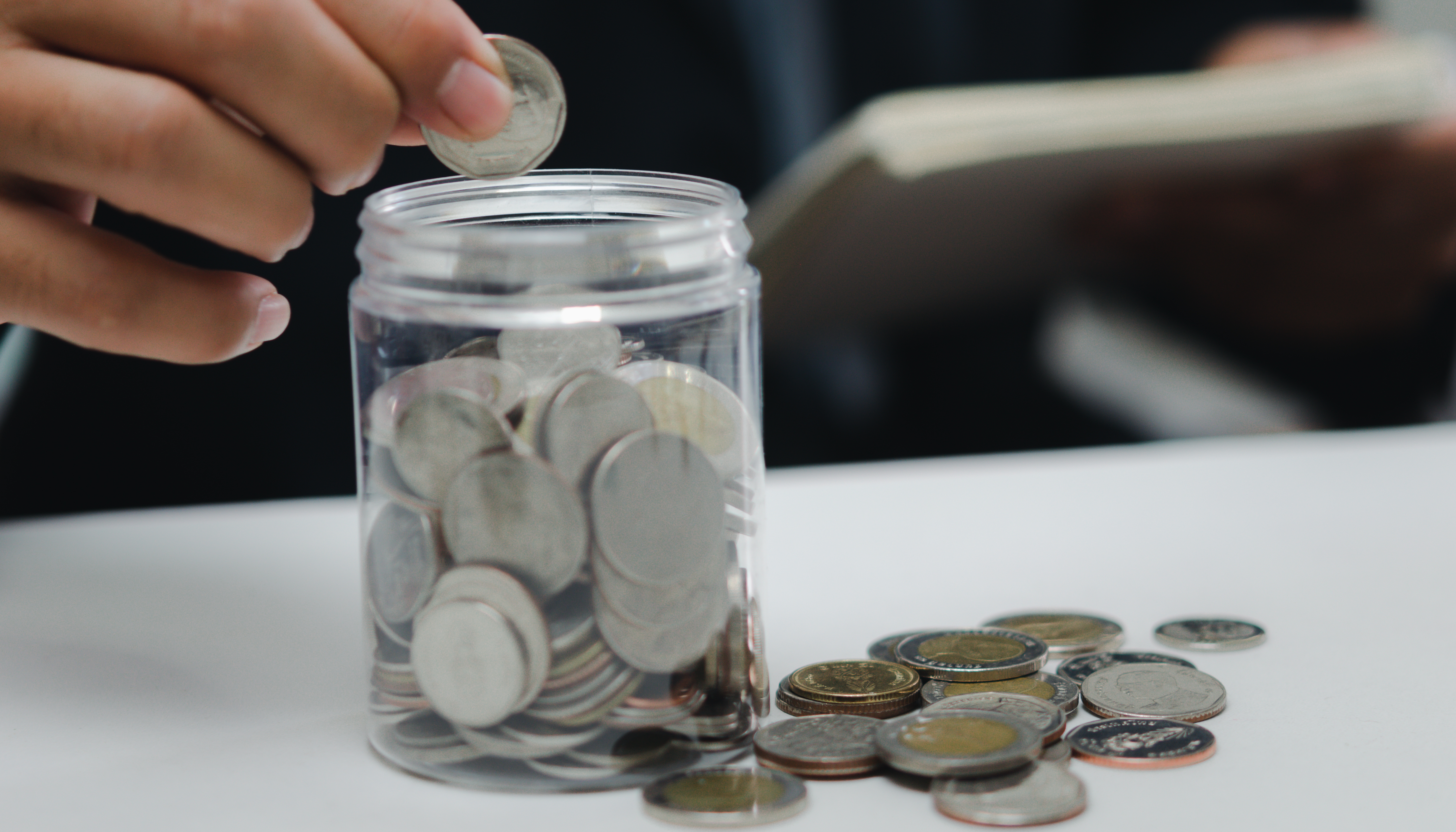 Quelqu'une qui met de l'argent dans un pot d'épargne